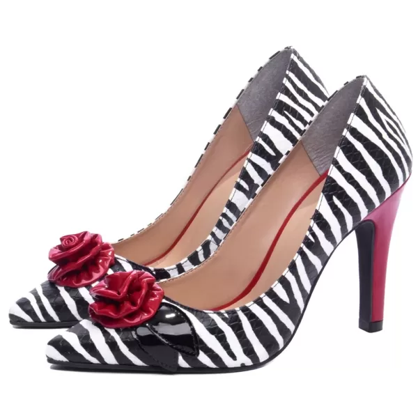 Sapato Scarpin Torricella Zebrado Com Vermelho E Flor